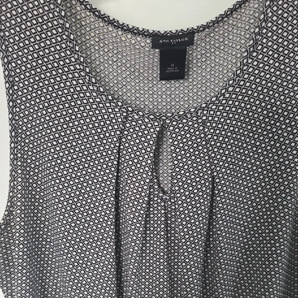 Ann Taylor Black and White Patterned Sleeveless Blouse - Picture 4 of 4